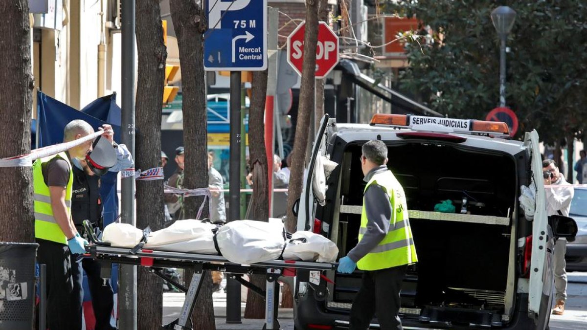 Moment en què retiren el cadàver de la dona.