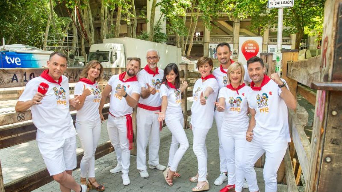 L’equip de les retransmissions, amb els presentadors Javier Solano i Elena S. Sánchez, al centre.