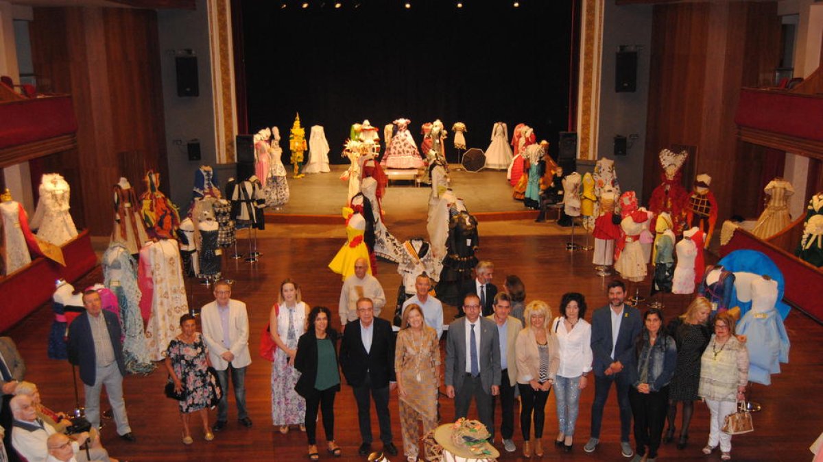 Las autoridades, en un teatro L’Amistat lleno de vestidos de papel.