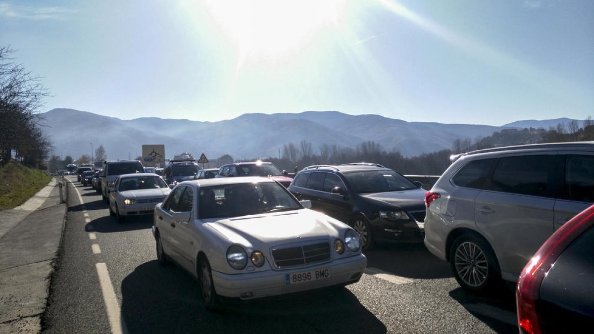 Imatge de les cues quilomètriques per entrar a Andorra, de fins a nou i deu quilòmetres.