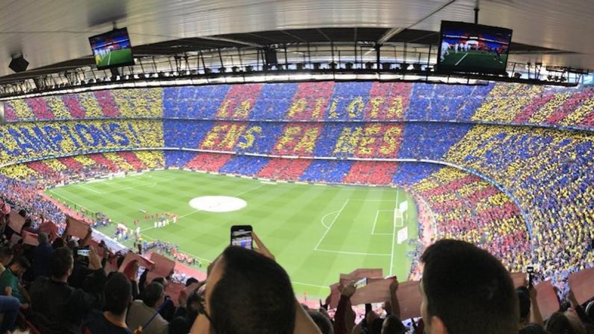 El Camp Nou va formar un espectacular mosaic abans del duel.