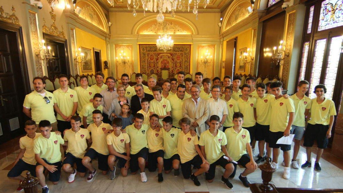 Els jugadors dels tres equips del Mercedaris CF van ser rebuts ahir a la Paeria.