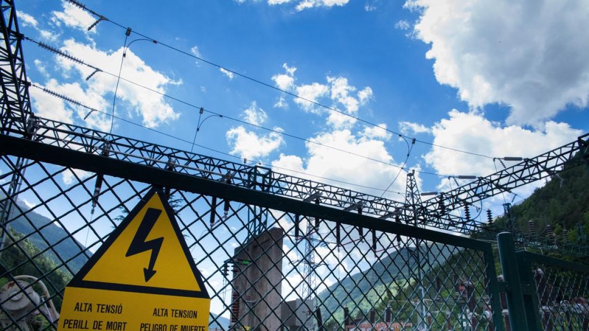 Instalaciones eléctricas en La Torre de Capdella, que pondrá este año a cobro la tasa desde 2015.