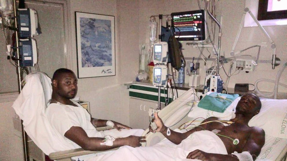 Abidal va penjar una foto al costat del seu cosí, que va ser el donant, i va reclamar respecte.