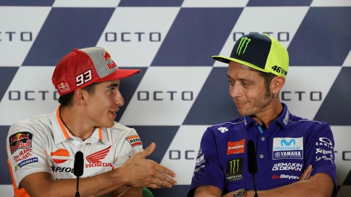 Màrquez, en el moment d’estendre la mà a Rossi, que no va voler donar-l’hi.