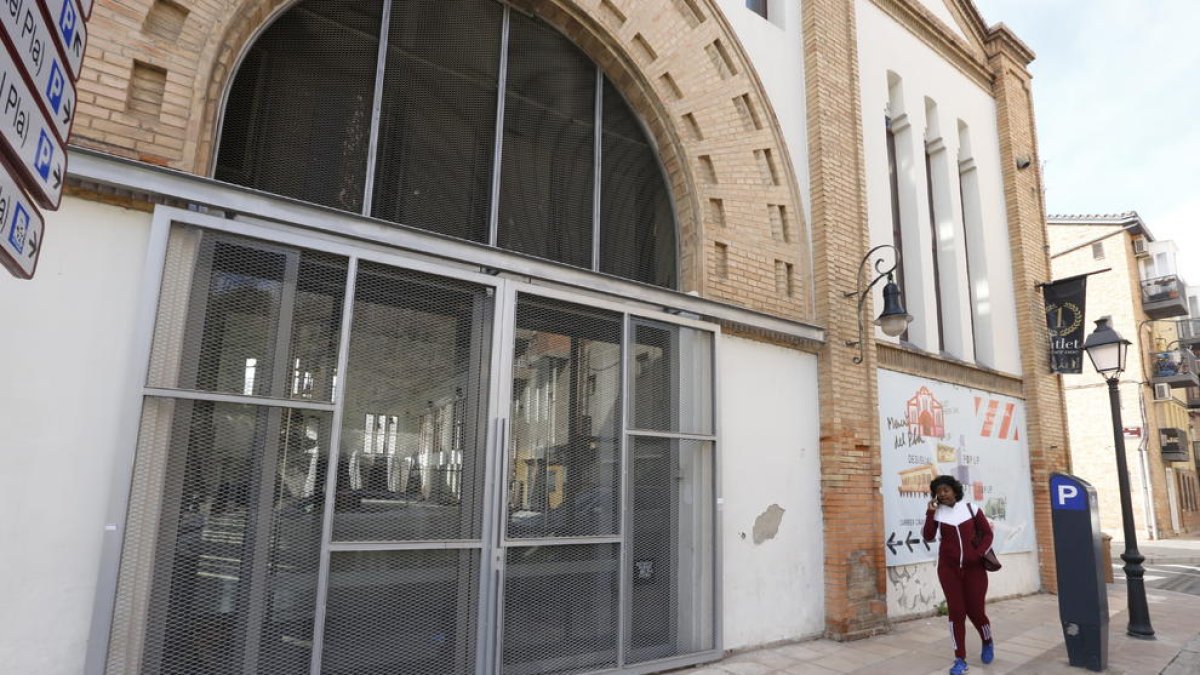 El Mercat del Pla lleva más de diez meses con las puertas cerradas.