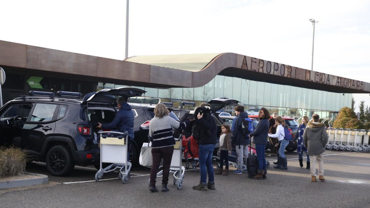 Viatgers del vol de Palma, ahir davant la terminal de l’aeroport d’Alguaire.