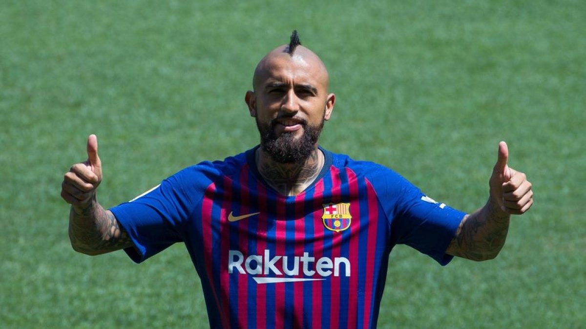Arturo Vidal se enfundó ayer por primera vez la camiseta del Barça.