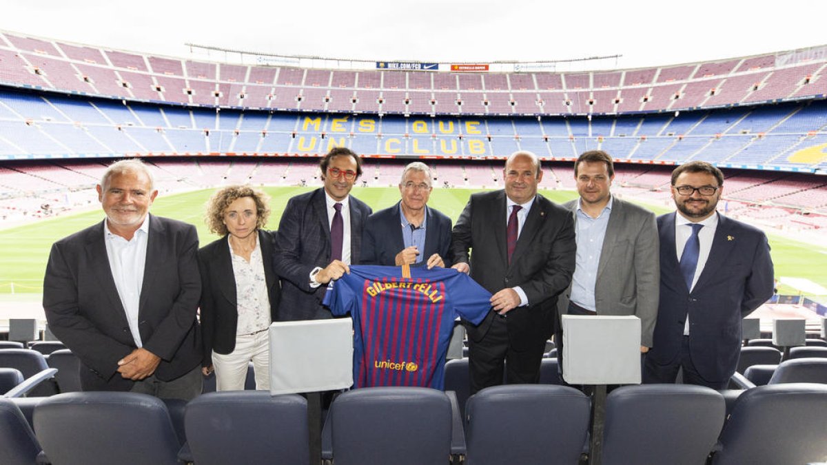 El consultor del COI Gilbert Felli, ahir al Camp Nou.