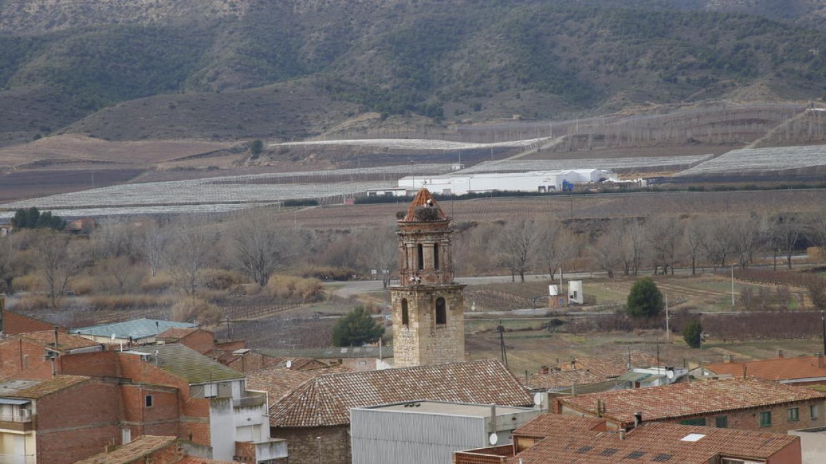 La nova coberta de l’església de la Granja (esquerra) i el bisbe de Lleida, Salvador Giménez, a l’inici de la missa d’ahir diumenge.