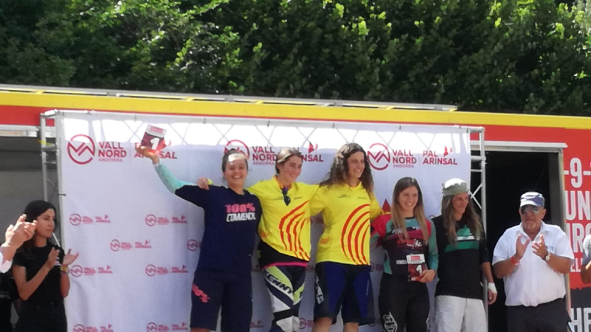 Ares Masip, tercera per l’esquerra, al podi de Vallnord.