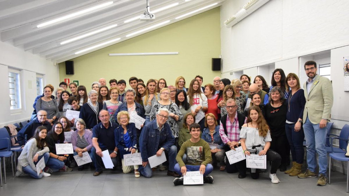 Fotografía de grupo de los participantes en el proyecto “Ens Escrivim”, que ayer se conocieron en persona en La Seu d’Urgell.