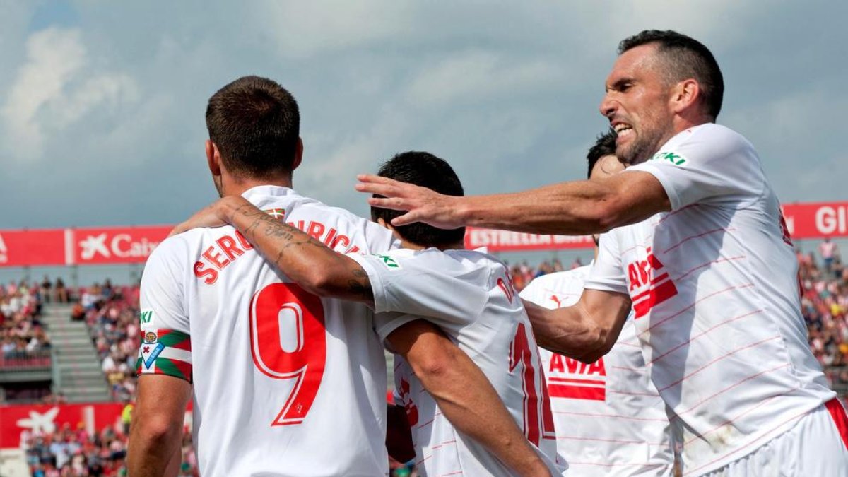 Els jugadors de l’Eibar celebren el tercer gol al camp del Girona, obra de Sergi Enrich.