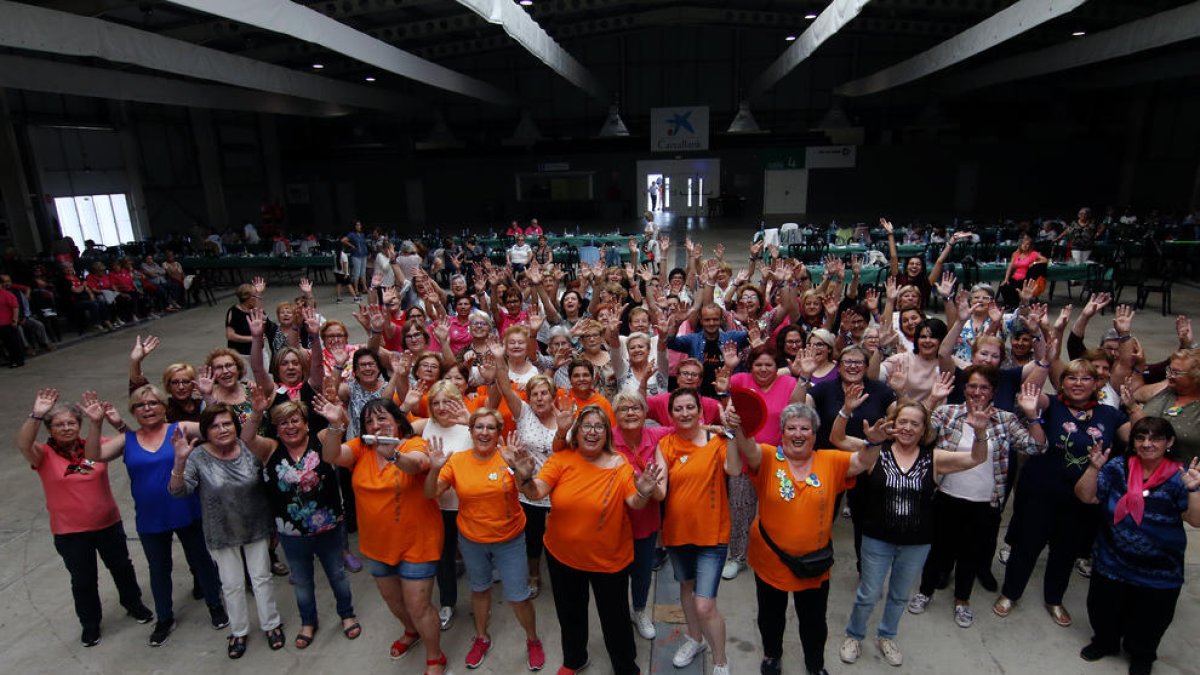 Fotografía de las participantes ayer en el Aplec de les Dones, celebrado en el pabellón 4 de Fira de Lleida, con la organización del Casal de la Dona y la Paeria.