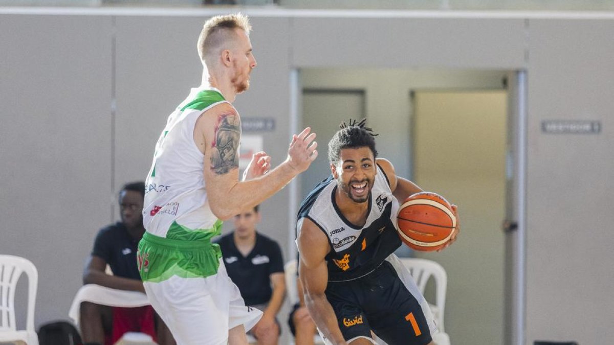 Obi Kyei, que va ser el màxim anotador del Força Lleida, en una acció del partit d’ahir.