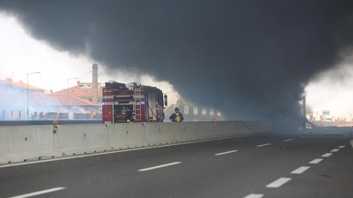 Imagen de la gran humareda provocada tras la enorme explosión.