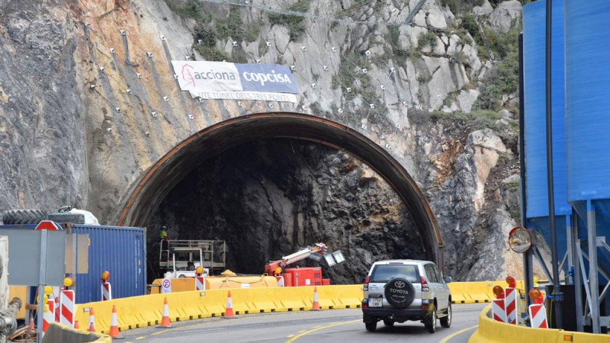 Els operaris treballaven ahir a la boca sud del túnel de Tres Ponts.