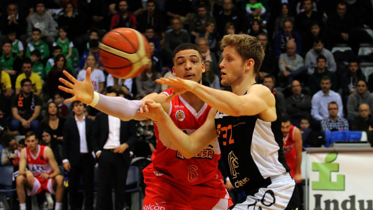 Derksen lluita una pilota amb un rival del Manresa.