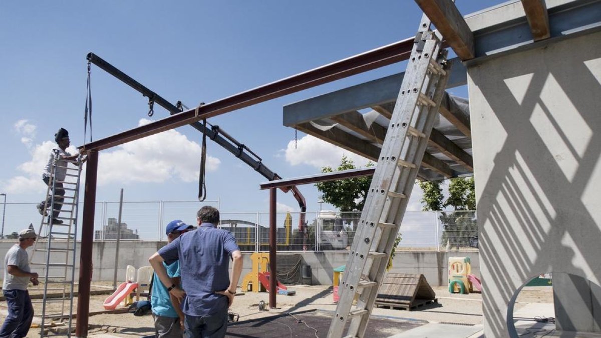 Imatge de la instal·lació de la pèrgola a Sant Guim.