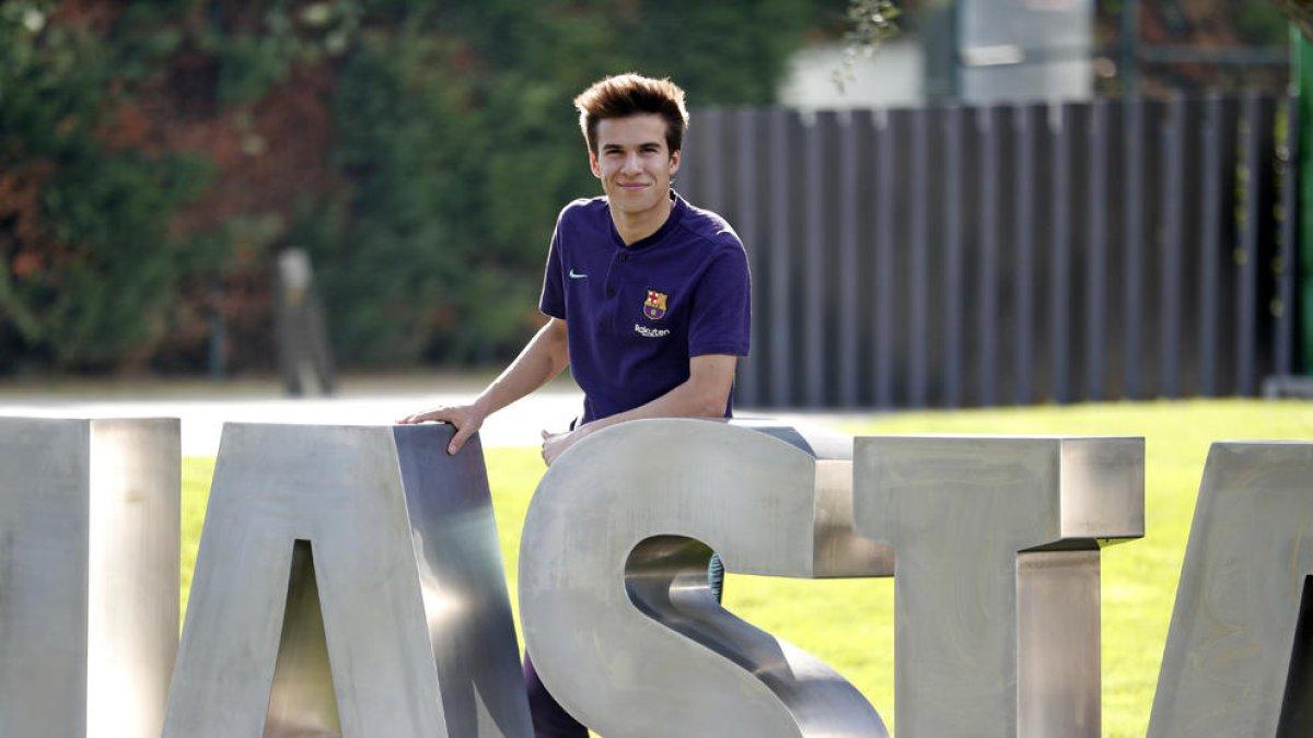Riqui Puig posó ayer en la Masía del  FC Barcelona tras su gran partido del miércoles en la Copa.