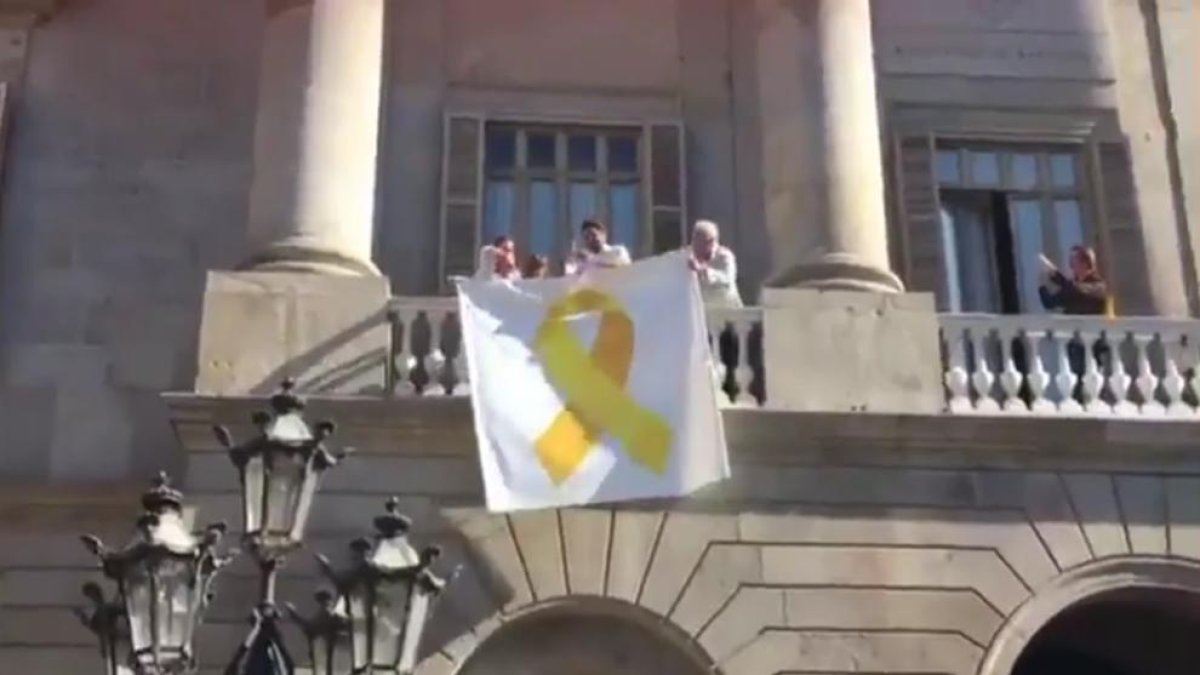 Edils de Cs traient un llaç groc del consistori de Barcelona.