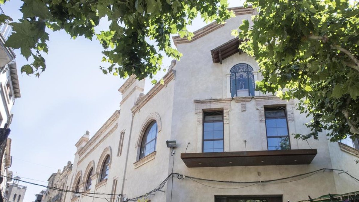 La façana de l’edifici de l’Ateneu de Guissona.