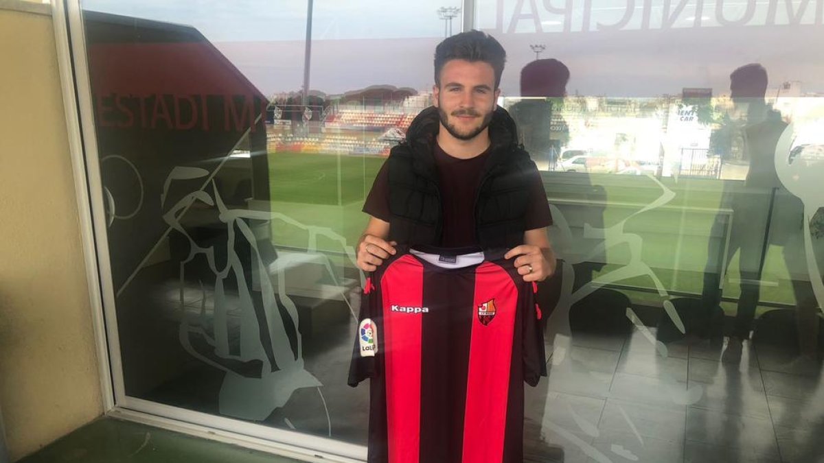 El juvenil del Atlètic Segre, Adrià Espinar, tras firmar por el Reus.