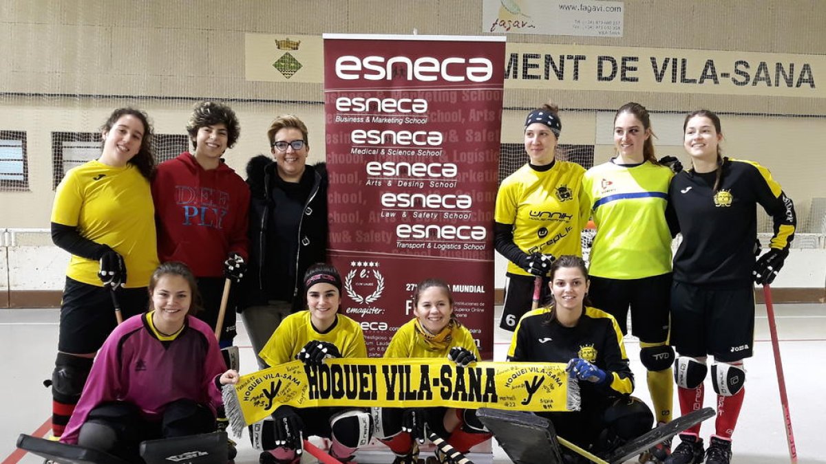 Montse Pere, de la empresa Esneca, se fotografió ayer con las jugadoras del Vila-sana.