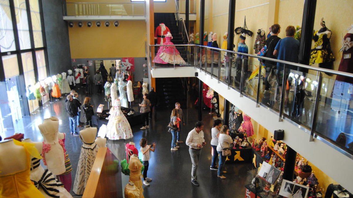 La exposición llenó el teatro de vestidos de papel