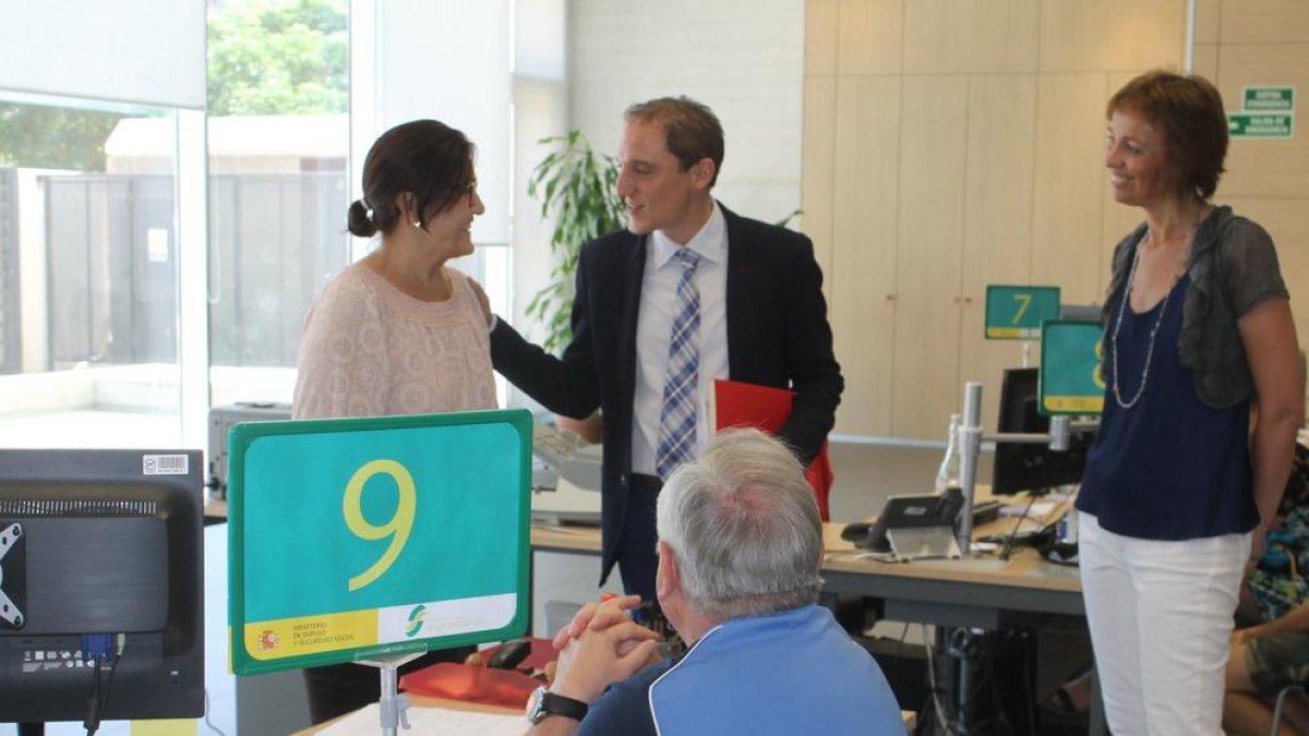 Crespín visita las oficinas del INSS en Cappont