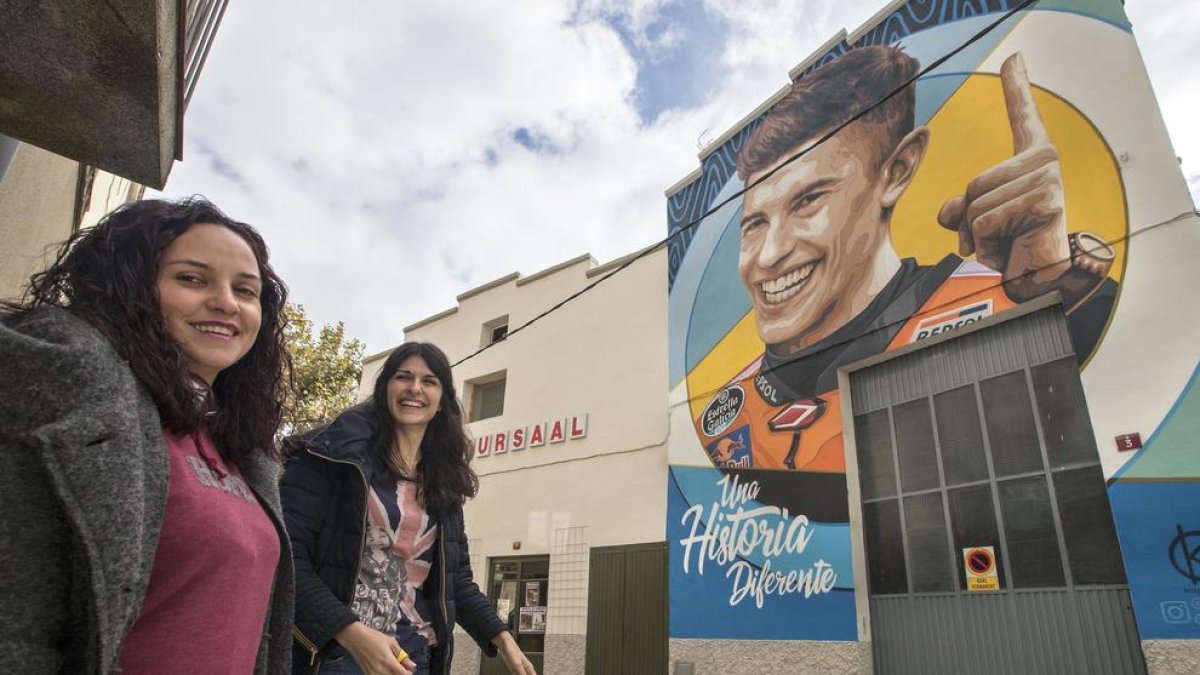 Desenes d’aficionats ja es van immortalitzar ahir davant el mural situat al número 3 del carrer Gran de Penelles.