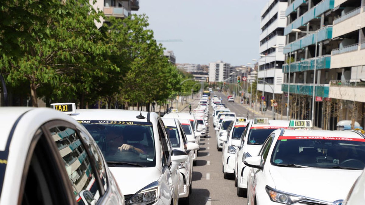 Marxa lenta dels taxistes de Lleida en record del seu company assassinat