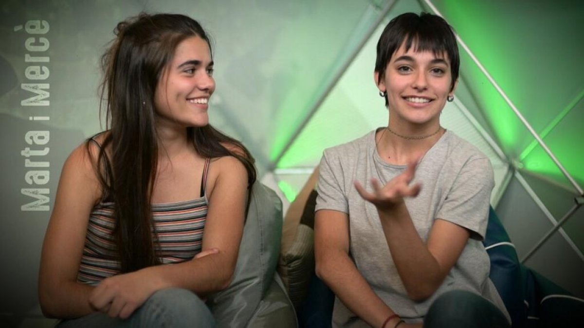 Dos estudiants, en un fotograma del programa d’avui.