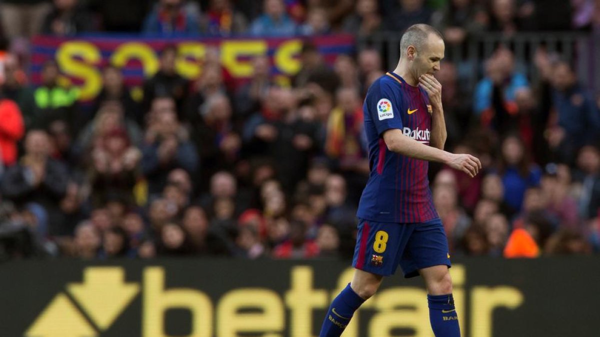 Iniesta, el domingo al retirarse lesionado ante el Atlético.