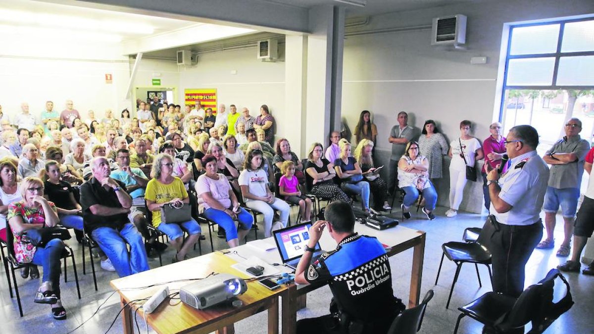 Un centenar de veïns dels Magraners van assistir a la xarrada sobre seguretat ciutadana.