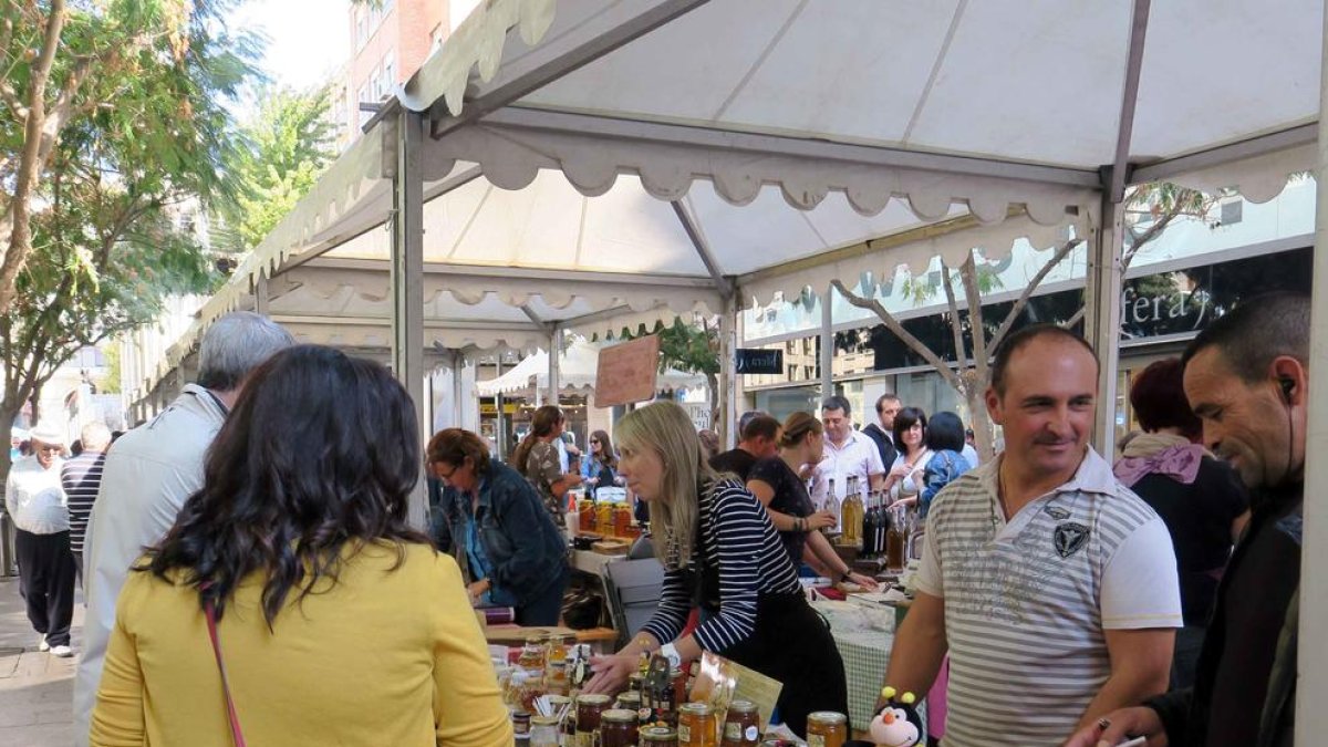 Una de les parades del mercat de productes agroalimentaris.