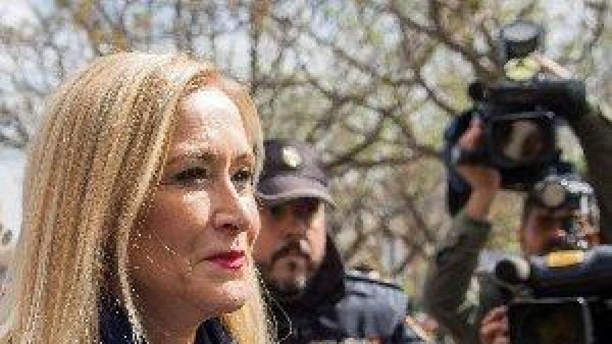 Cifuentes ratifica que presentó trabajo de máster