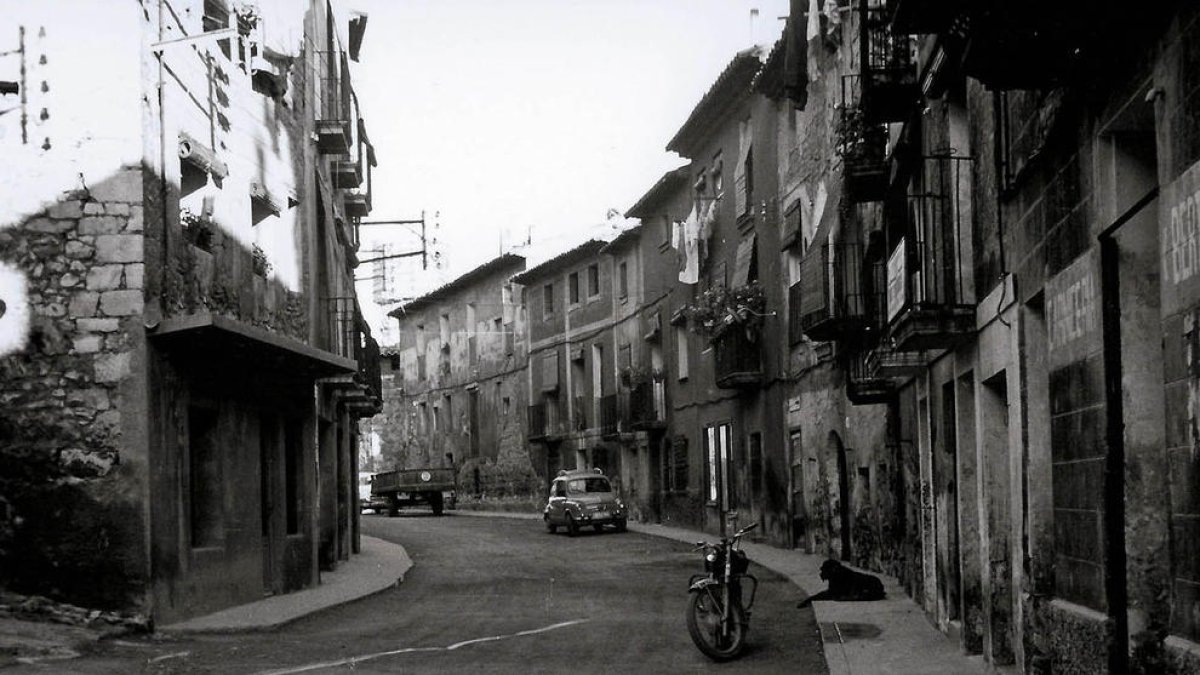 Una imatge dels anys 60 del carrer Saragossa de Mequinensa, que va ‘desaparèixer’ sota el pantà.