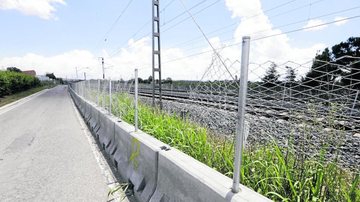 Tramo de la valla rota en el camino principal de Vallcalent.