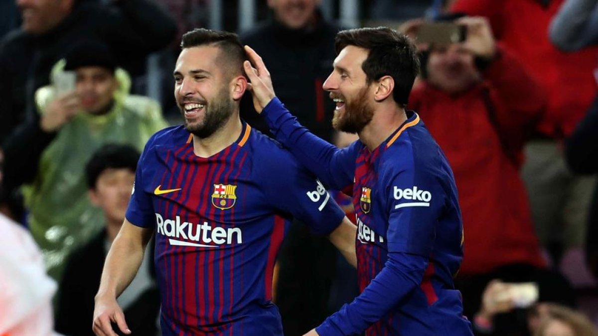 Leo Messi fa broma amb Jordi Alba després de marcar el primer gol l’argentí amb una assistència amb el cap del lateral.