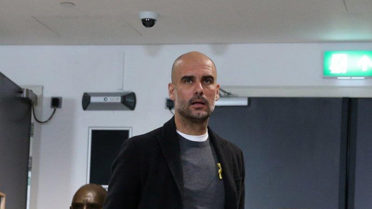 Pep Guardiola lució el lazo amarillo en la solapa durante la final de la Copa de la Liga en Londres.