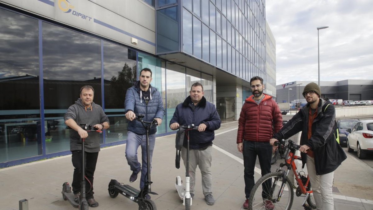 Membres de les plataformes VMP i En Bici per Lleida, ahir abans de la reunió.