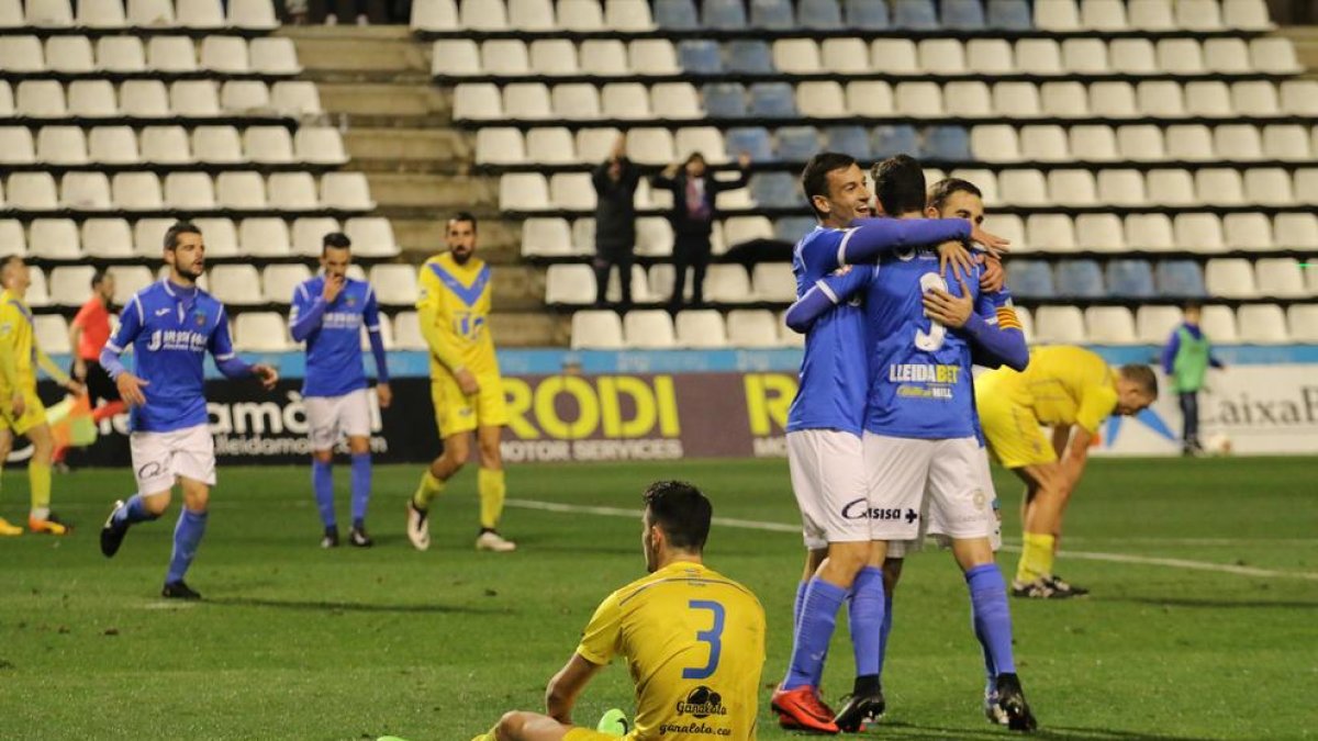 Jugadors del Lleida celebren el 2-0, marcat per Pumar dissabte davant del Badalona.