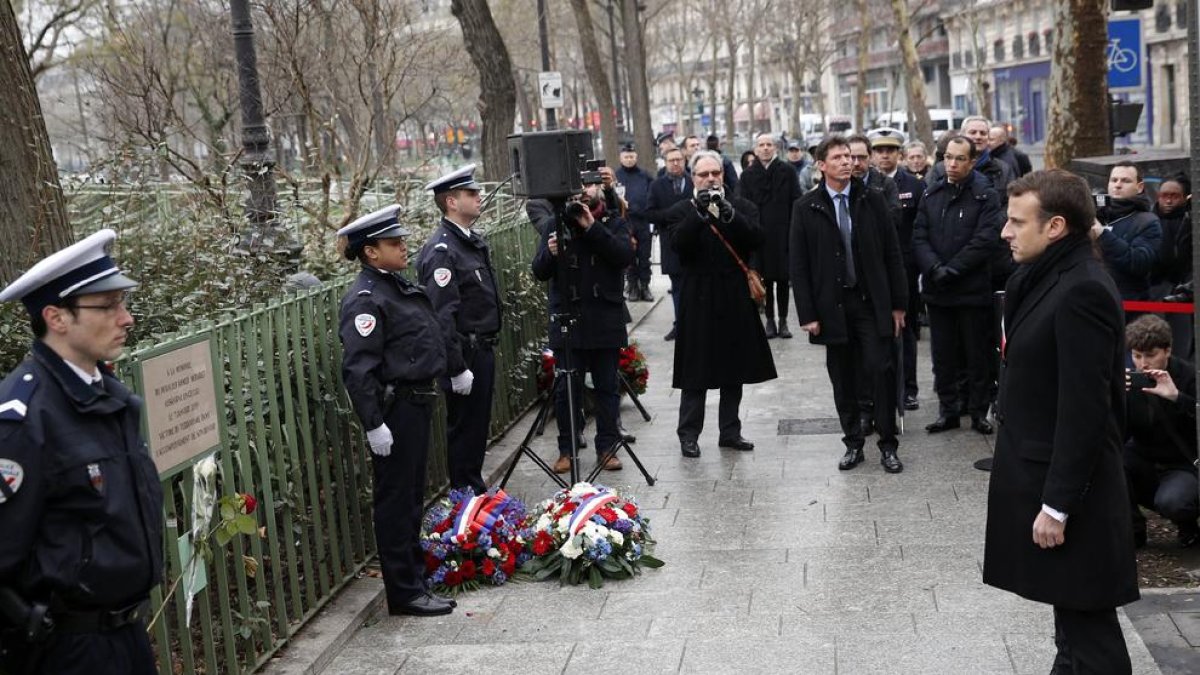 Macron rinde homenaje al gendarme asesinado por los yihadistas, ayer hace tres años en París.