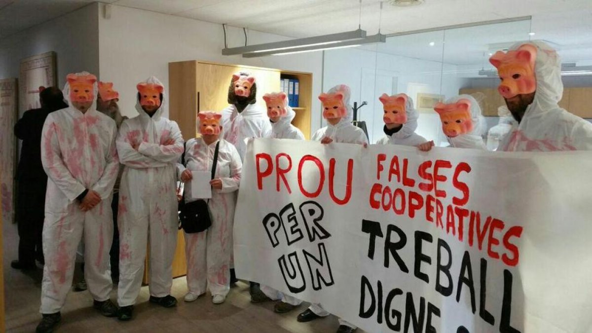 Un momento de la protesta llevada a cabo por Càrnies en Lliuita.