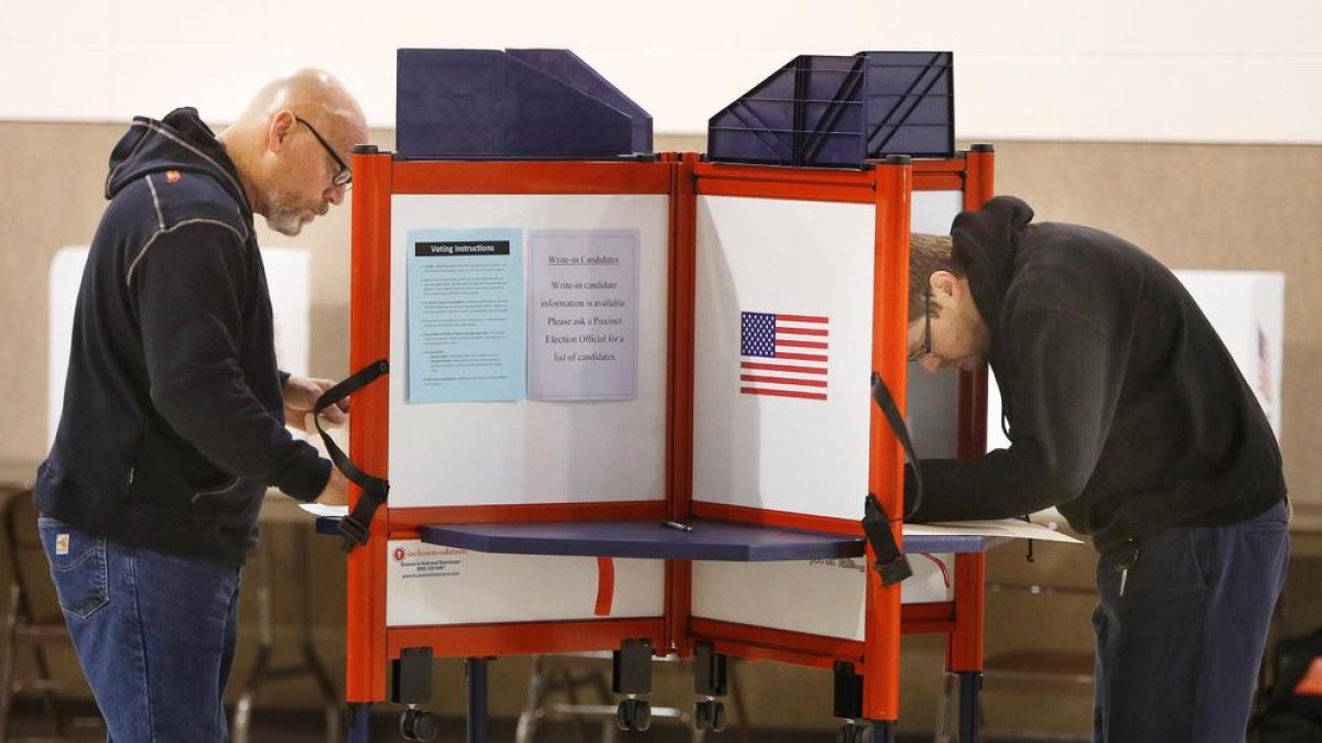 Dos estadounidenses emiten su voto en el Immaculate Conception Parish Hall de Ravenna, Ohio.
