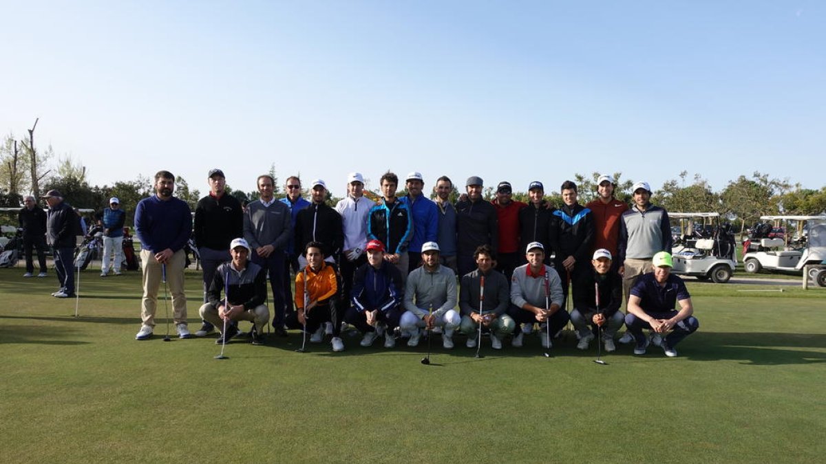 Foto de familia de los jugadores profesionales que participan en el torneo ayer antes de comenzar a jugar.