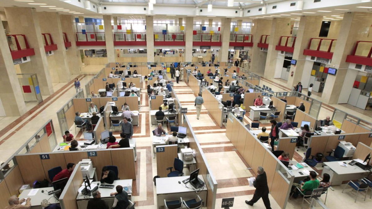 Contribuyentes haciendo la declaración de la Renta en una delegación de la Agencia Tributaria.