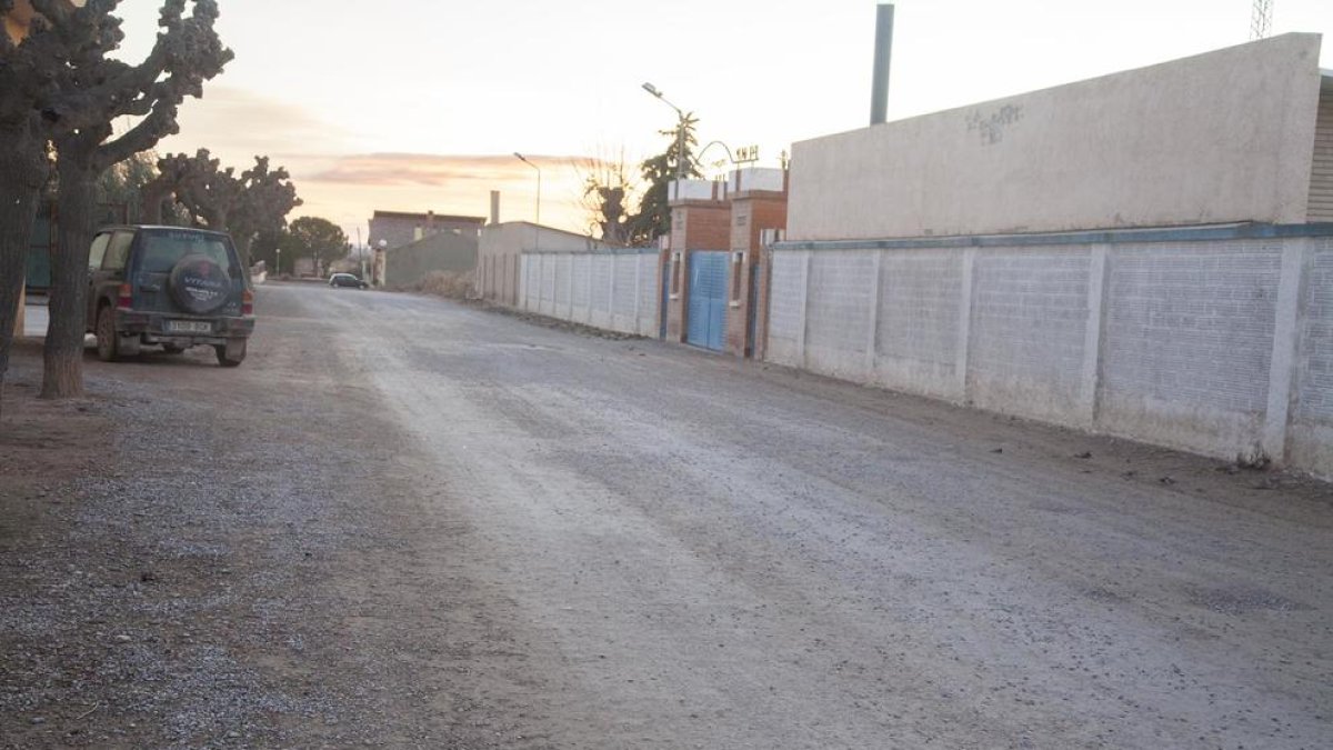Imatge de l’avinguda de l’Esport de Castellserà, que l’ajuntament preveu pavimentar.