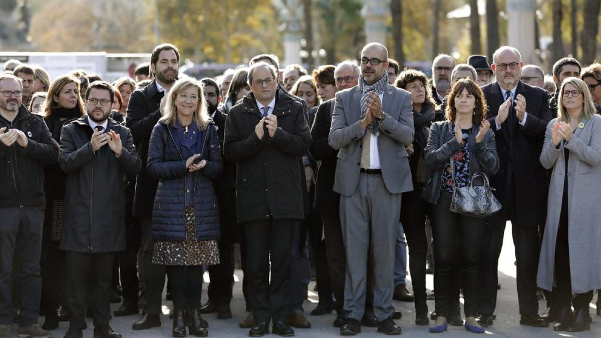 Buch i Lloveras, acompanyats pel Govern i els líders independentistes, ahir, a Barcelona.